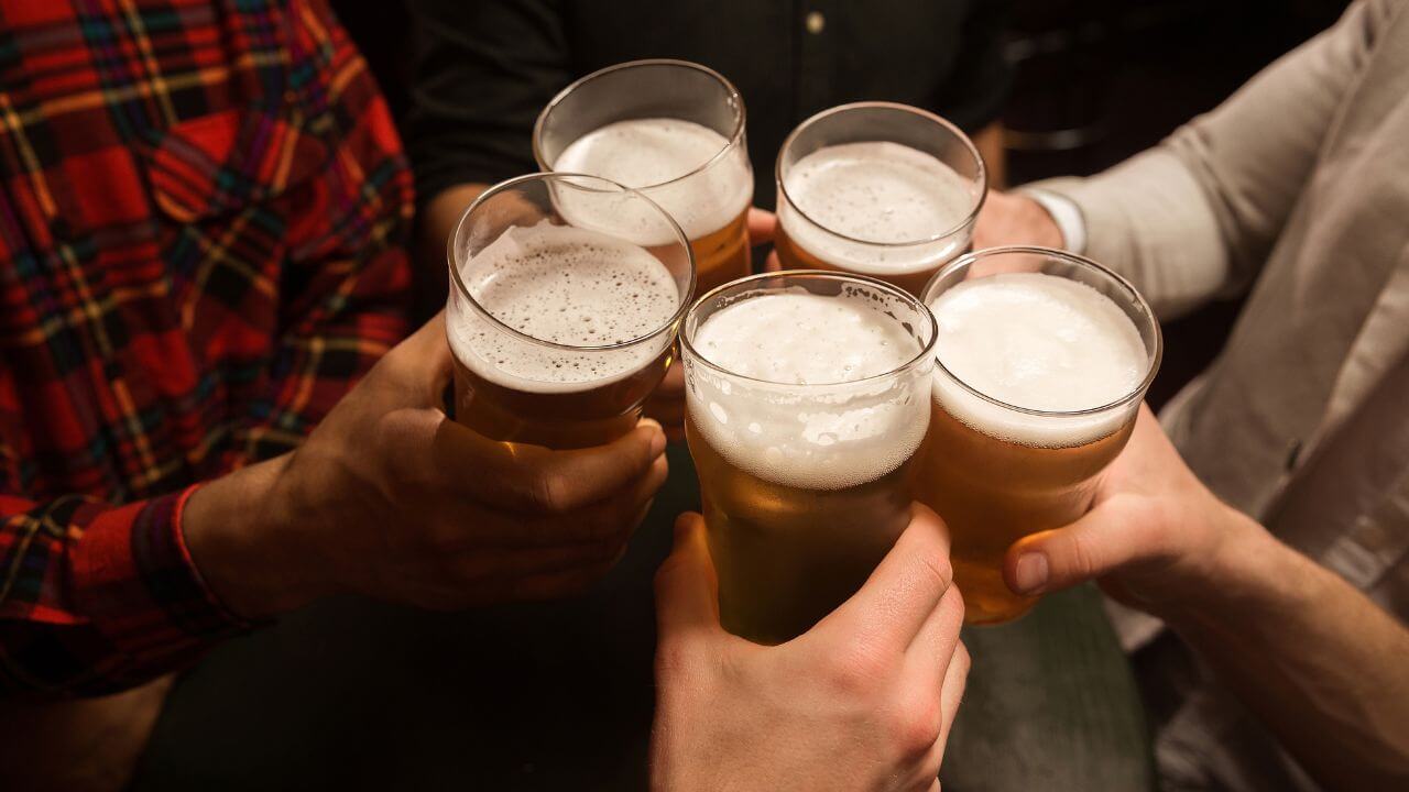 bere birra con amici dirra artiginale fatta in casa